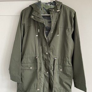 NWOT Women's Time and Tru Green Rain Jacket- Size Medium (8-10)